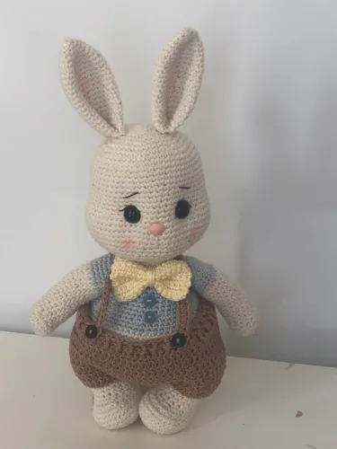 Boneco do coelhinho em amigurumi novo