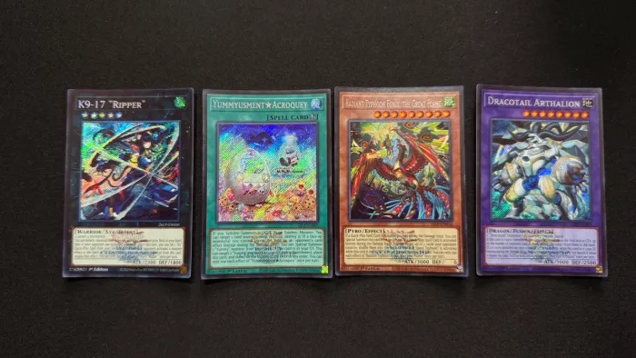 Yugioh x4 Emblazoned Secret Rare World Championship 2026 - Brasão Campeonato Mundial 2026