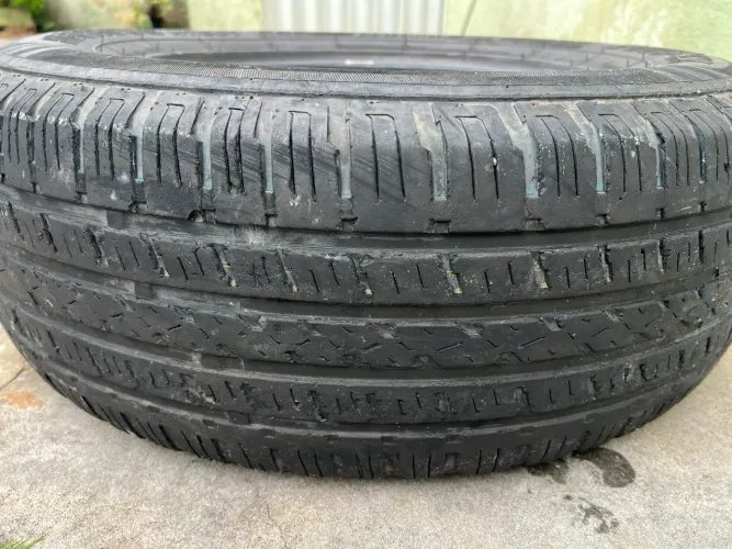 Pneu 265/70R16 meia vida - R$ 250,00