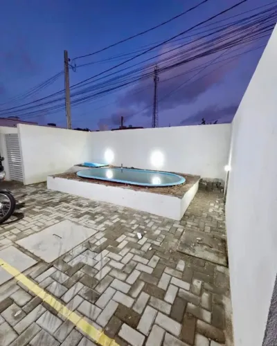 Paratibe - Alugo apartamento de 2 quartos, prédio com piscina.
