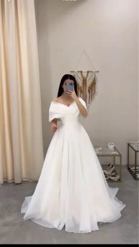 Estou vendendo vestido de noiva , acompanha véu , grinalda e as anáguas (tamanho P) 