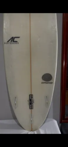 Prancha de surf assinada por Alexandre Coelho Hypnotize