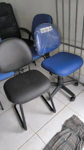 Cadeira fixa em courino novo.