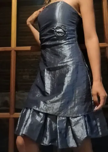Vestido Curto Tomara Que Caia Cinza Chumbo com Brilho e Babados