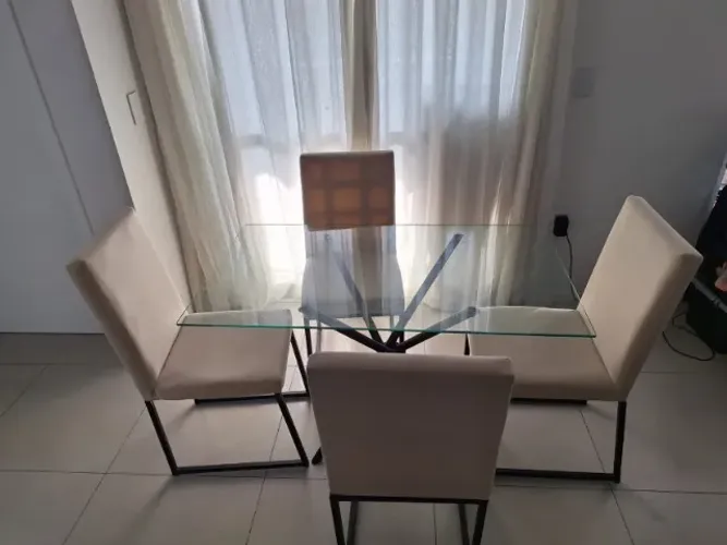 mesa de vidro com 04 cadeiras
