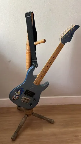? Guitarra Elétrica Infantil Hering Anos 2000 + Amplificador GT150 R$ 800,00 - NEGOCIÁVEL