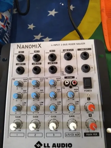 Mesa de som Nanomix 4-input 2-Bus pequeno 