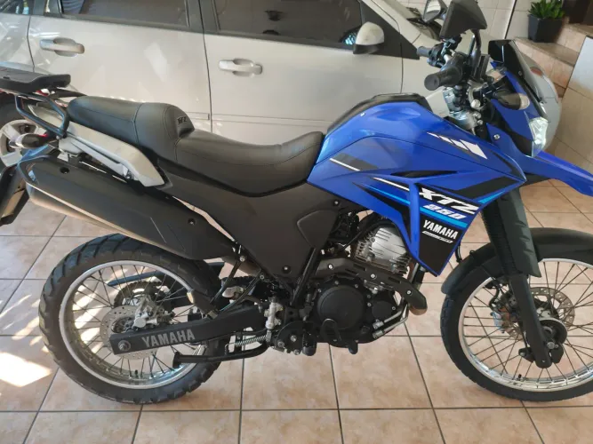 Lander 250 2023 bem conservada