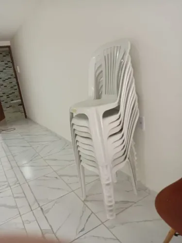 Mesa plástica branca + 10 cadeiras plásticas brancas - R$ 380