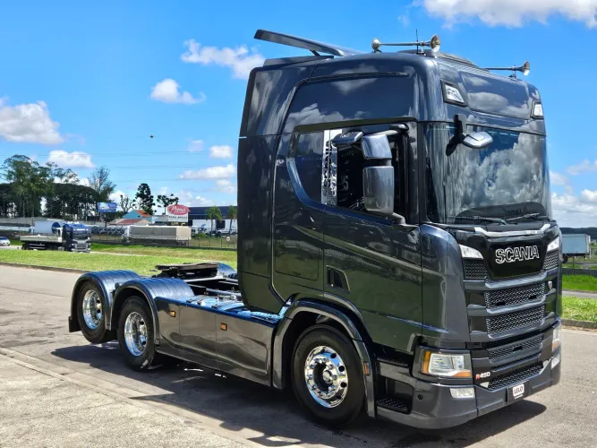 Scania R450 6x2 Ano 23 Farol de teto e grade RETARDER carenagem lateral Câmbio automàtico