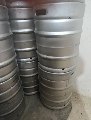 Barril de chopp de 50 litros, em inox, novos, sem marcas de cervejaria, sem cortes fab 25