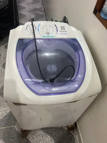 Maquina de lavar funcionando 