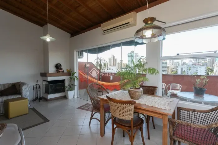 Duplex para venda possui 151 metros quadrados com 2 quartos em Petrópolis - Porto Alegre -