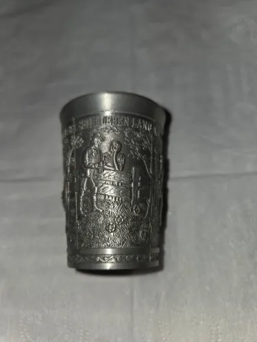 MINI COPO DE ESTANHO ALEMÃO , COM DESENHOS E INSCRIÇÕES  , VINTAGE  !