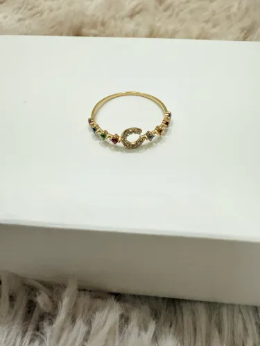 Anel em ouro 18k, com pedraria em zircônia e com a letra C