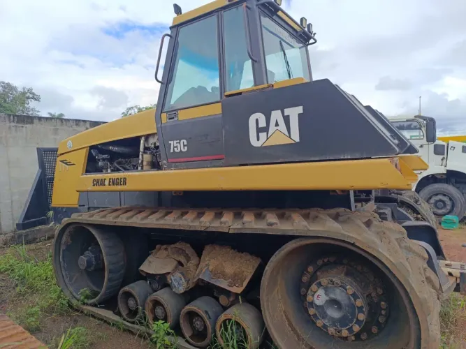 Trator caterpillar esteira de borracha.