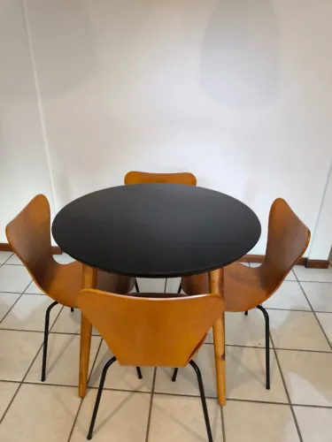 Mesa Jade Redonda 90 cm com 4 cadeiras