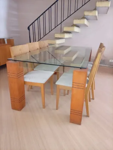 Mesa de jantar de madeira com tampo de vidro