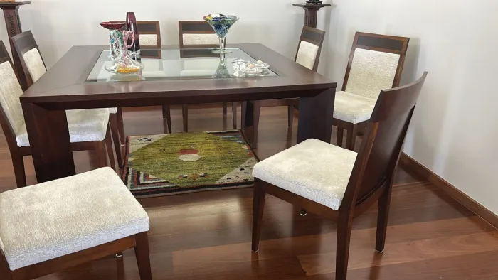 Mesa madeira maciça escura , quadrada com 1,60 m de largura no e 8 cadeiras estofadas