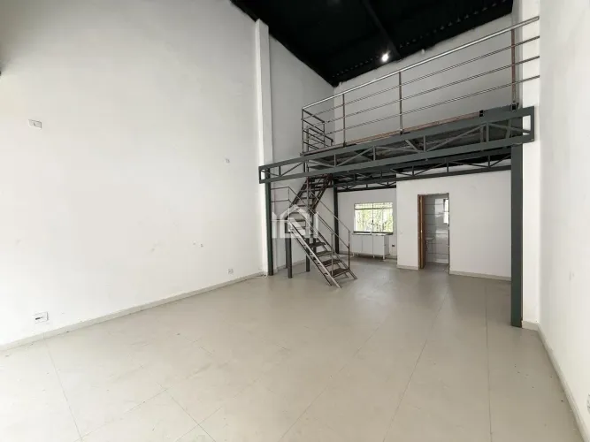 Ponto comercial térreo para locação no miolo da Granja Viana
