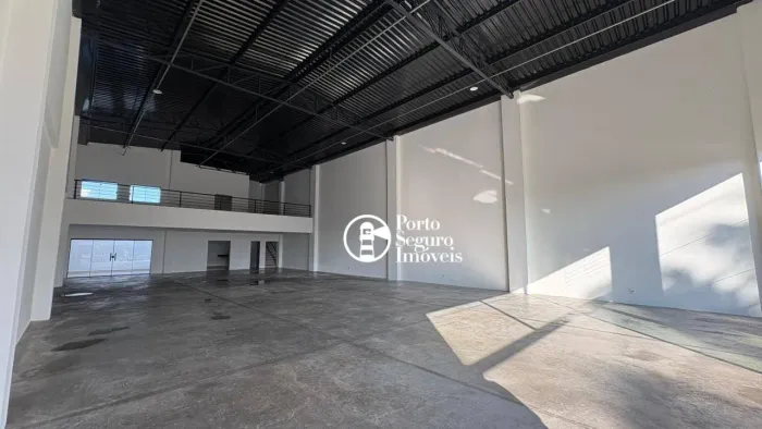 Salão Novo em Avenida corredor serviço em ótima localização.