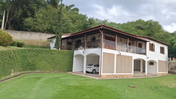 Casa estilo colonial com 4 quartos sendo 2 suíte à venda no Jardim Alice em BM/RJ.
