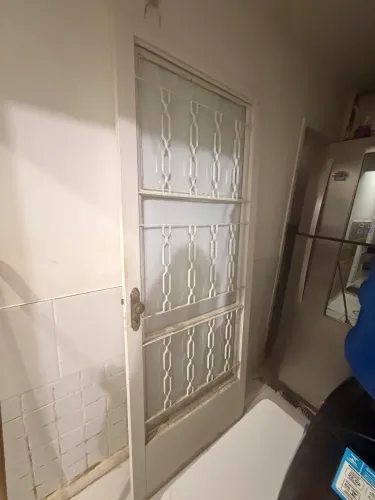 Porta de ferro com janela de vidro 2,10 de altura. 82 de largura