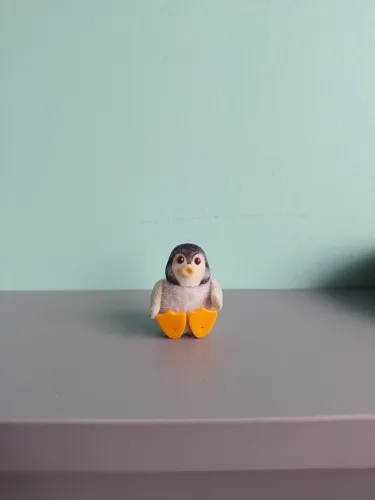 Bebê pinguim vintage sentado