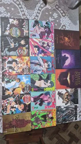 Livros do Harry Potter e mangá variados