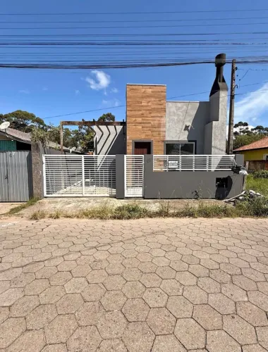 Casa térrea com 2 dormitórios em ótima localização no Bairro do Rio Vermelho!