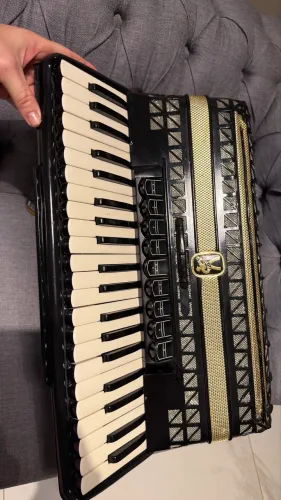 Sanfona Hohner alemã - 120 baixos e 4 vozes