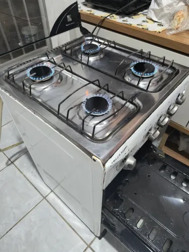 Fogão Esmaltec 4 bocas funcionando perfeitamente no fósforo o forno automático.
