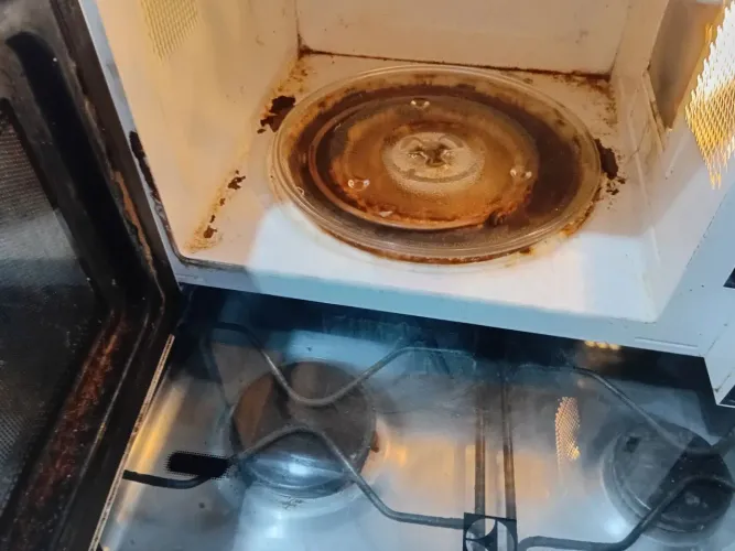 Microndas usado com marcas de uso