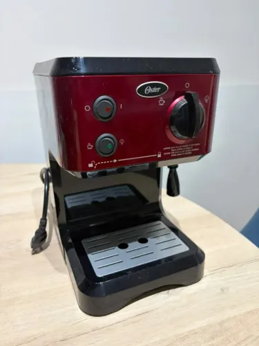 Cafeteira Oster para expresso e Capuccino
