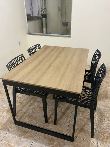 Vende-se mesa com 4 cadeiras