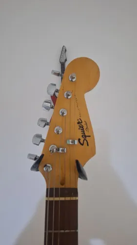 Guitarra Squier Bulletstrat + capa da Fender