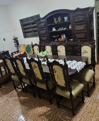 Sala de jantar em estilo Manuelino,madeira nobre e mobiliário de época