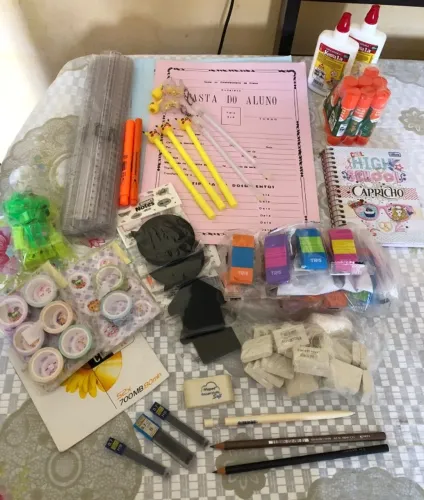 Passando materiais de papelaria