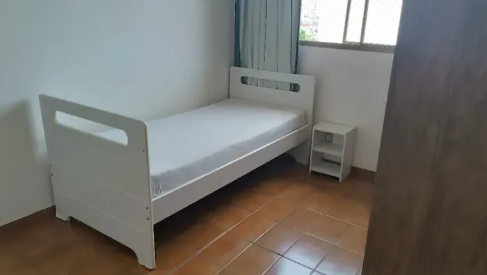 Quarto mobiliado para mulheres no centro