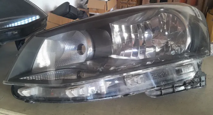 Farol GOL G6 FOCO SIMPLES/LADO ESQUERDO com um pequeno reparo 