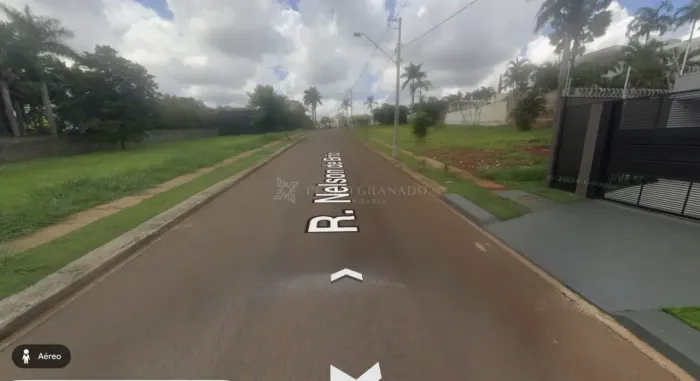 Terreno residencial em área nobre bairro com casas de alto padrão