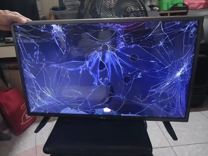 Vendo tv lg smart 32 com a tela asim sai o som