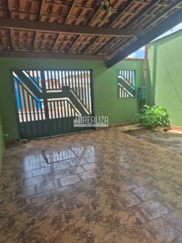 Vende-se casa com dois quartos, localizada no bairro Vila Marilene - Igarapava/SP