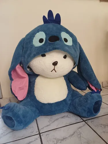 Urso de pelúcia branco fantasiado de Stitch