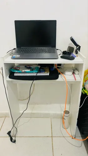 Mesa de manicure que é usada como escrivaninha de estudos