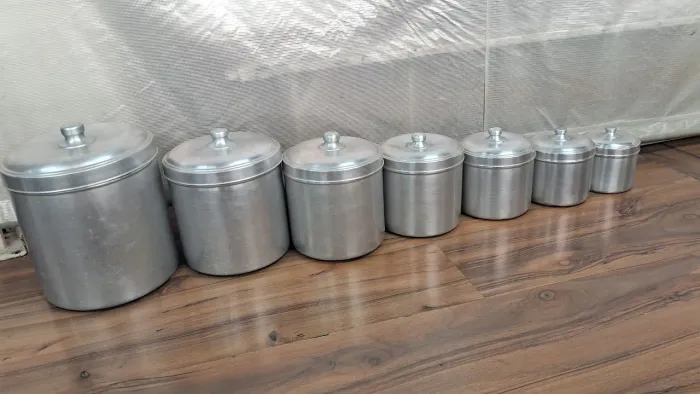 Conjunto de 7 latas de aluminio antigas 