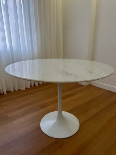 Mesa Saarinen em Pedra Espírito Santo - 107 cm (Diâmetro)