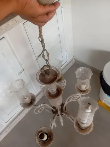 Ilumine seu ambiente com este lustre elegante e sofisticado. Uma peça única que adiciona c