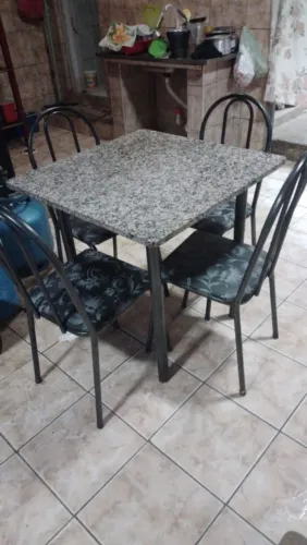 Mesa com 4 cadeiras 