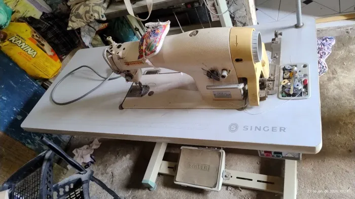 Máquina de costura reta